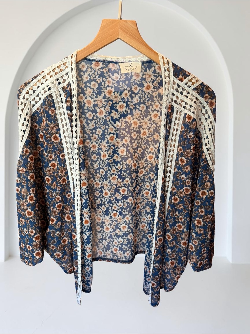 EMBER‎ Western Romantic Ditsy Floral Crochet Lace Accent Kimono Small EUC